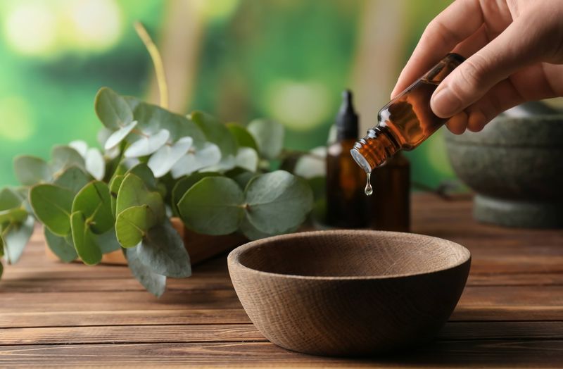 QUAN Signature Massage – Aroma-Therapie-Massage in Kombination mit Hot Stones auf Schultern und Gesicht