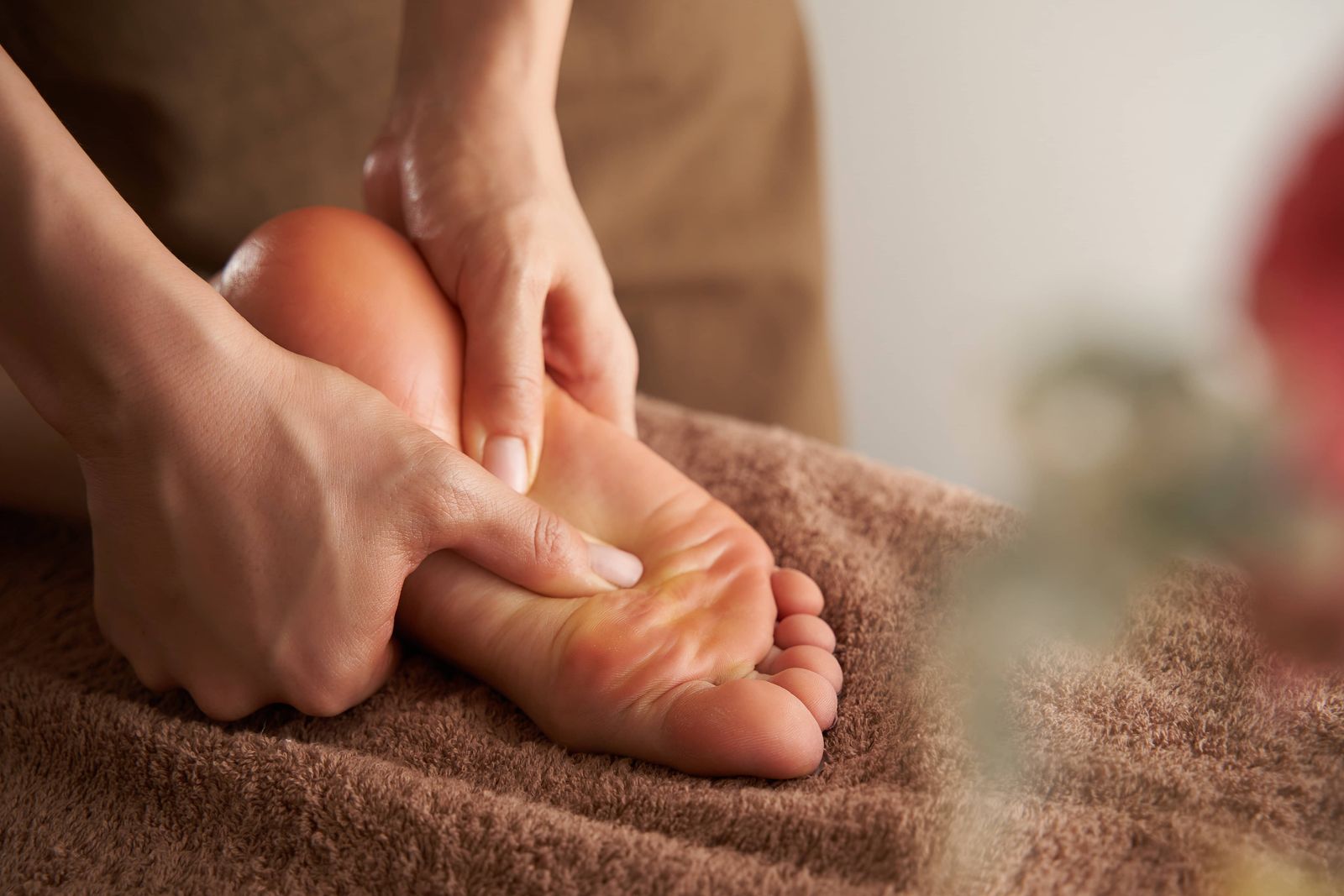 Thai Fuß Massage stimuliert gezielt Fuß-Druckpunkte zur positiven Beeinflussung des gesamten Körperwohlbefindens – bei QUAN in Lambsheim